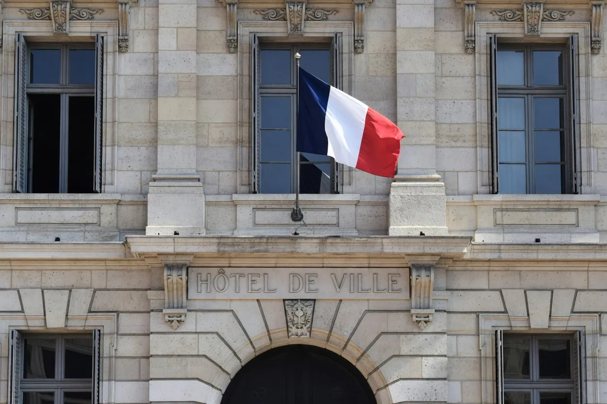 Bureau de notaire avec document légal, stylo et alliances posées sur le papier